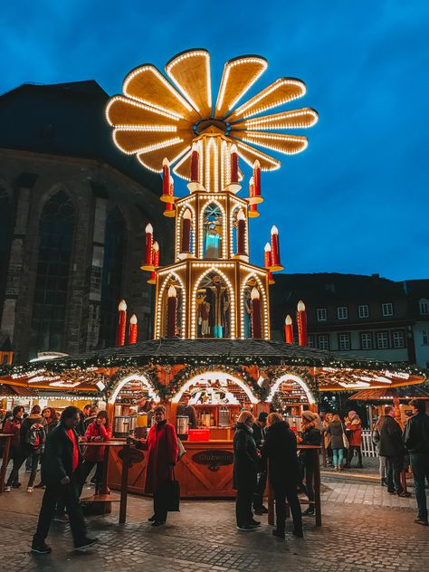 Christmas market Europe wood glühwein windmill Ultimate Guide to Heidelberg Christmas Market - they serve hot, mulled wine out of this beautiful wooden structure! Hot Mulled Wine, German Christmas Pyramid, Historical Christmas, Christmas Booth, Steampunk Christmas, Christmas Destinations, German Christmas Markets, Best Christmas Markets, Christmas Markets Europe