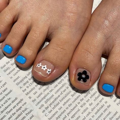 Pedicure Designs Flower, Toe Nail Designs White, White Pedicure Designs, Nail Art Designs Black, Flower Pedicure Designs, Purple Toe Nails, Flower Toe Nails, Yellow Toe Nails, Blue Toe Nails