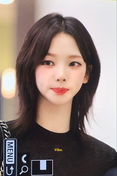 Prominent Korean Wolf Cut Short Hair Ideas 2023 Ootd Short Hair, Iu Haircut, Wolf Cut Short Hair, Korean Short Hairstyle, Wolf Cut Short, Korean Wolf Cut, Karina Hair, Kpop Short Hair, Japanese Short Hair