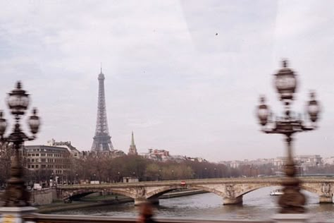 Torre Eiffel Paris, Aesthetic Header, Paris Dream, Paris Vibes, Parisian Life, Paris Aesthetic, Living In Paris, The Eiffel Tower, City Aesthetic