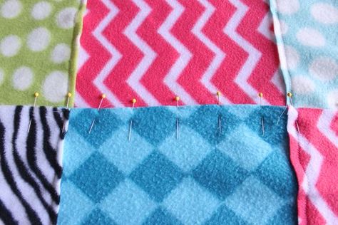 How to Make Fleece Blankets from Scraps Patchwork Fleece Blanket, Fleece Quilt Patterns, Blanket Wings, Fleece Scraps, Sewing With Fleece, Fleece Blanket Diy, Fleece Ideas, Fleece Sewing, Fleece Sewing Projects