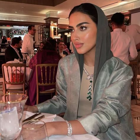 Luxurious Outfits, Winter Princess, Blouse Casual Fashion, Rich Girl Aesthetic, Arabian Beauty, Stylish Summer Outfits, Hijabi Outfits, Girl With Sunglasses, Arab Fashion