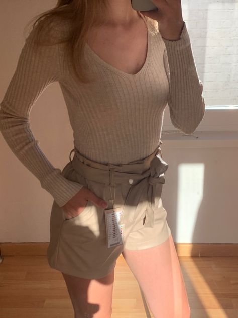 Beige long sleeve V-neck sweater - beige shorts Basic Summer Outfits, Beige Long Sleeve, Beige Shorts, V Neck Top, Beige Sweater, V Neck Sweater, V Neck Tops, Summer Outfit, Vneck Sweater