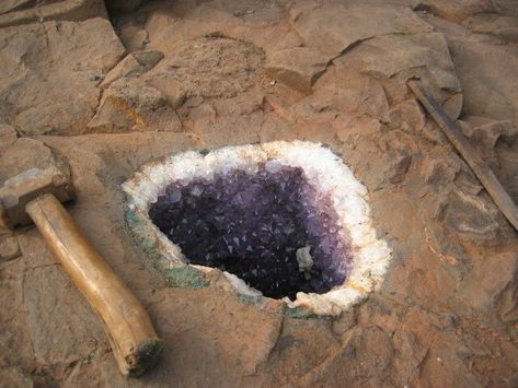 What are geode, and how are they formed? Learn everything you need to know about these natural marvels in our complete guide to geodes. Magical Portal, Geode Rocks, Geology Rocks, Pretty Rocks, Beautiful Rocks, Amethyst Geode, Mineral Stone, Minerals And Gemstones, Rocks And Gems