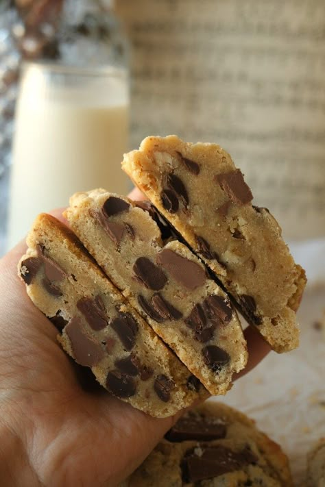 These NY bakery-style gourmet cookies are stuffed with chocolate chips, walnuts and big chunks of chocolate! Baked to perfection with golden edges, and a thick, fudgy centre, they're the perfect companion for a glass of milk. Sit back and enjoy these bakery-style cookies as a treat, or bake them to enjoy with friends.    This detailed recipe includes both written and visual step-by-step instructions, along with recipe notes/tips. The measurements are provided in both grams and baking cups where Me As A Food, Choclet Chip Cookie, See’s Chocolate Chip Cookies, Pictures Of Desserts, Chocolate Chip Cookies Pictures, Baking Ideas Aesthetic, Cookie Flavors Ideas, Chocolate Chip Cookies Big, Ny Times Chocolate Chip Cookies