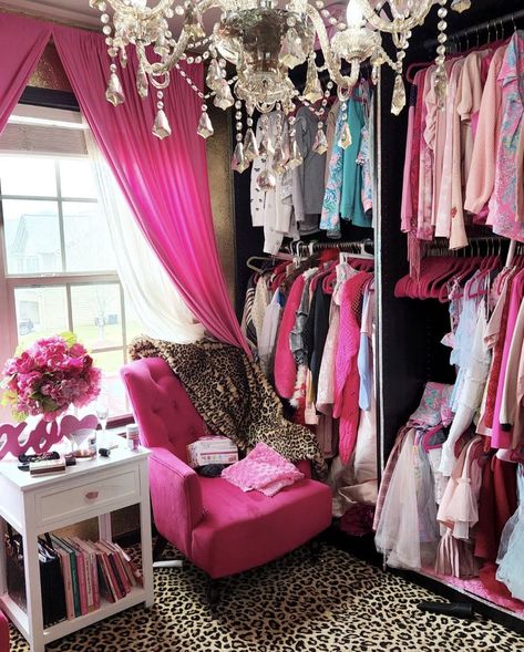 Walk In Closet Aesthetic Pink, Y2k Closet Ideas, Y2k Walk In Closet, Y2k Closet Room, Pink And Cheetah Bedroom, Y2k Couch, Pink Y2k Room, Trash Y2k, 2000s Closet