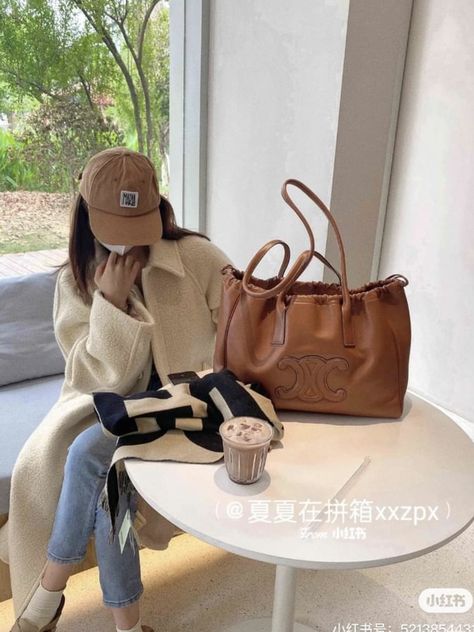 Celine Bag Outfit, Tas Celine, Minimal Style Outfits, Fancy Handbags, Celine Tote Bag, Tote Bag Outfit, Celine Tote, Purse Ideas, Investment Bags