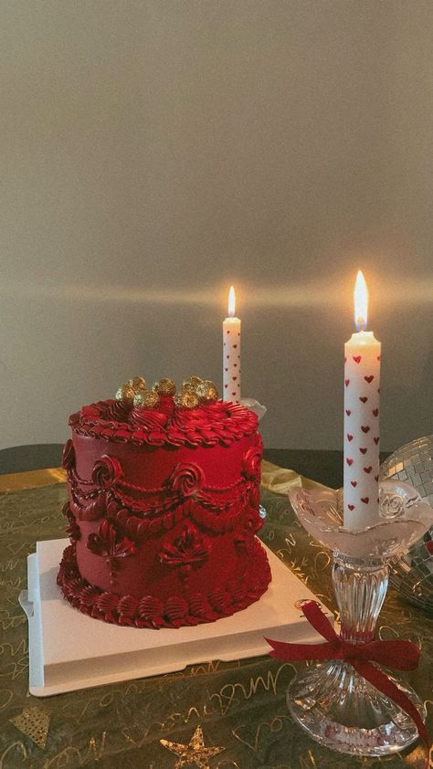 Red Velvet Aesthetic Birthday, Classic Cake Designs Vintage, Red Vintage Cake Aesthetic, Classic Cake Designs Birthday, Redvelvet Cake Design Birthday, Old Money Cake Ideas, Redvelvet Cake Designs, Red Velvet Aesthetic Cake, Birthday Cake Red And Gold