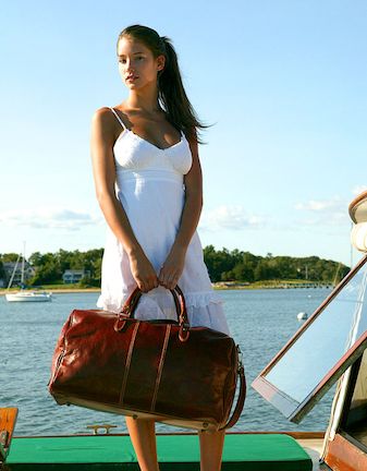 Italian Calf-Skin leather duffle from Floto Imports Duffel Bag Women, Mens Leather Accessories, Leather Duffel Bag, Leather Duffel, Italian Bags, Leather Weekender, Bag Outfit, Leather Duffle Bag, Leather Travel Bag