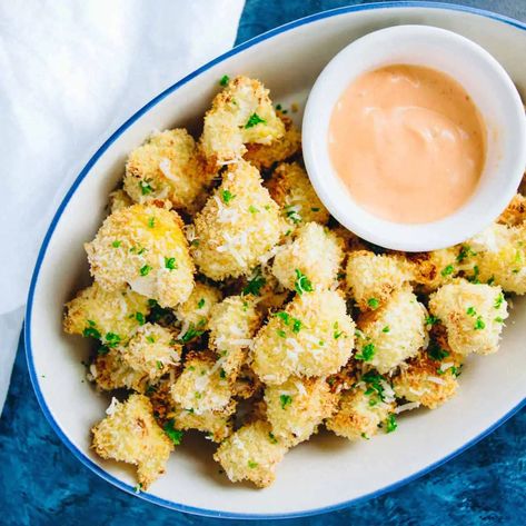 A quick and delicious appetizer or snack these crispy cauliflower bites with sriracha dipping sauce are low-calorie, crunchy, and super delicious! Sriracha Cauliflower, Crispy Cauliflower Bites, Sriracha Dipping Sauce, Crispy Cauliflower, Cauliflower Bites, Perfect Appetizers, Healthy Appetizers, Cauliflower Recipes, Sriracha