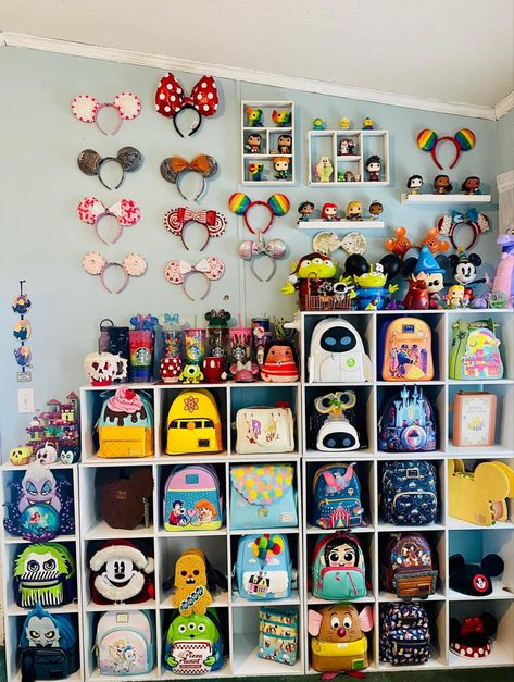 Disney Pin Collections Display, Disney Collection Display Home Decor, Disney Pin Storage Ideas, Up Room Decor Disney, Loungefly Organization Ideas, Disney Popcorn Buckets Display Ideas, Disney Souvenir Display, Lounge Fly Backpack Display, Loungefly Bag Display Wall