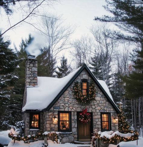 Stone Cottage Homes, Christmas Fruitcake, Cake For Christmas, Christmas Puddings, Cakes Christmas, Figgy Pudding, Small Cottage Homes, Plum Pudding, Winter Cottage