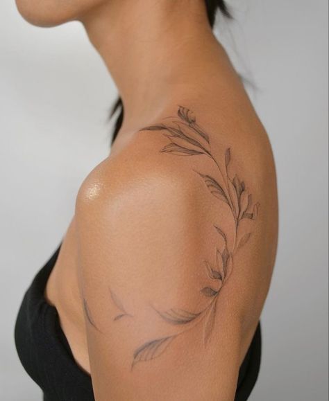 Sleeve Tattoo Outfit, Shoulder To Spine Tattoo, Tatoos Shoulder Women, Danty Tattoos Shoulder, Ethereal Shoulder Tattoo, Eucalyptus Shoulder Tattoo, Small Realism Tattoos For Women, Shoulder Leaf Tattoos For Women, Leaves On Shoulder Tattoo