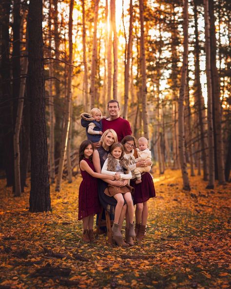 50 Best Fall Photoshoot Ideas to Try in Autumn 2021 Large Family Photography, Fall Photoshoot Family, Fall Photo Shoot Outfits, Family Studio Photography, Autumn Family Photography, Fall Family Portraits, Outdoor Family Photography, Outdoor Family Photos, Photography Poses Family