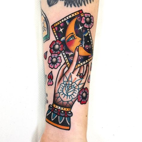 Traditional tattoo of a hand holding a tarot card with a moon on it Tattoo Main, Circus Tattoo, Mangas Tattoo, Tarot Tattoo, Tarot Card Tattoo, Tattoos Geometric, Tattoo Traditional, Traditional Tattoo Art, Card Tattoo