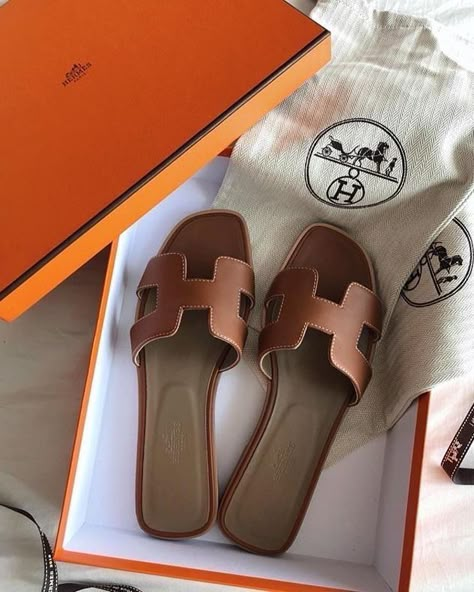 Hermes Slippers, Tas Lv, Hermes Oran Sandals, Hermes Shoes, Fancy Shoes, Shoe Closet, Brown Sandals, Dream Shoes, Sneaker Heels