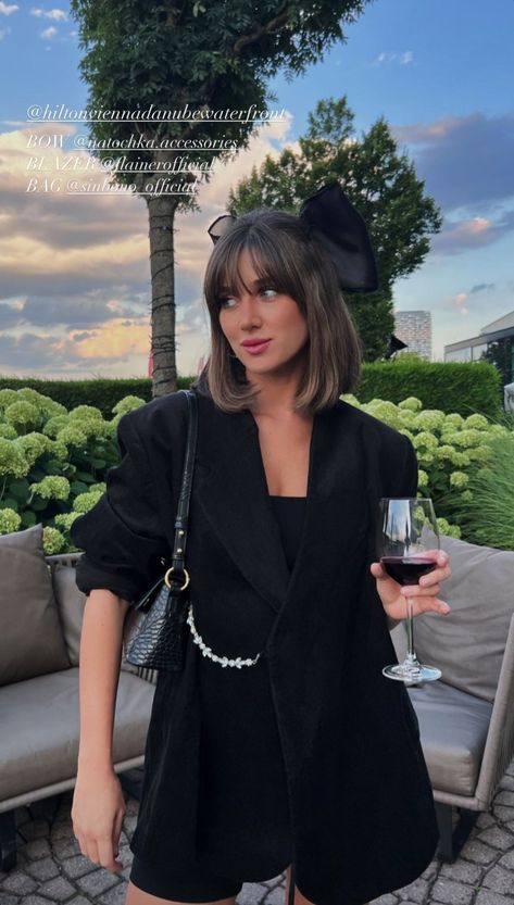 Dark Hair Bob With Bangs, 90’s Bob Haircut, Karolina Naji, Medium Bob With Fringe, 90s Bob With Bangs, Long Bob Bangs, Bob Hair With Bangs, Bangs Style, Bobbed Hairstyles With Fringe