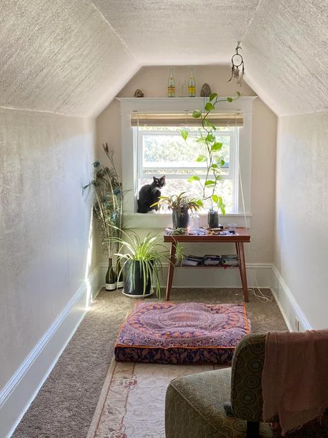 Yoga Home Space, Small Meditation Corner, Small Meditation Space, Meditation Room Colors, Small Meditation Room, Yoga Nook, Yoga Spaces At Home, Meditation Nook, Zen Rooms