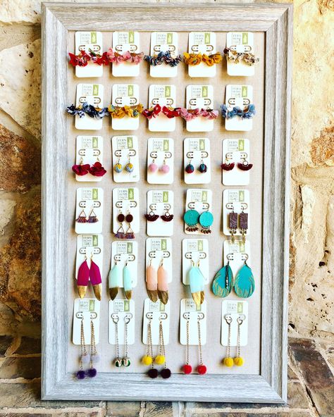 Earring Display Stands For Selling, Boho Earring Display, Vendor Earring Display, Earrings Display Ideas, Earring Display Ideas, Earring Display Diy, Beach Jewelry Diy, Diy Jewelry Stand, Earring Card Display