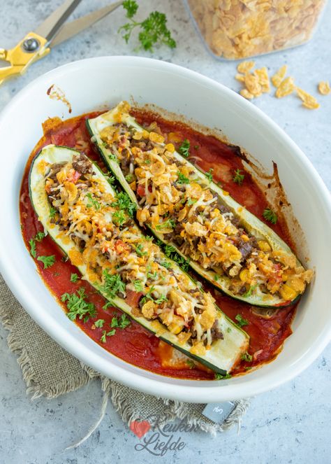 Gevulde courgette met Mexicaans gehakt Instagram Link, Foods To Eat, Tasty Dishes, Good Mood, Home Cooking, Vegetable Pizza, Broccoli, Zucchini, Good Food