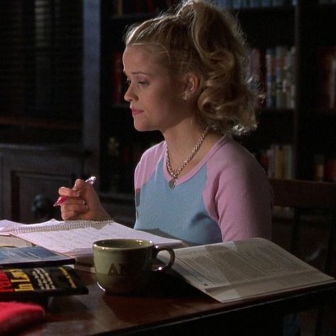 Barbie Studying, College Work Aesthetic, Elle Woods Studying, Ella Woods, Legally Blonde Movie, Blonde Movie, Pink Academia, Law School Inspiration, Blonde Aesthetic