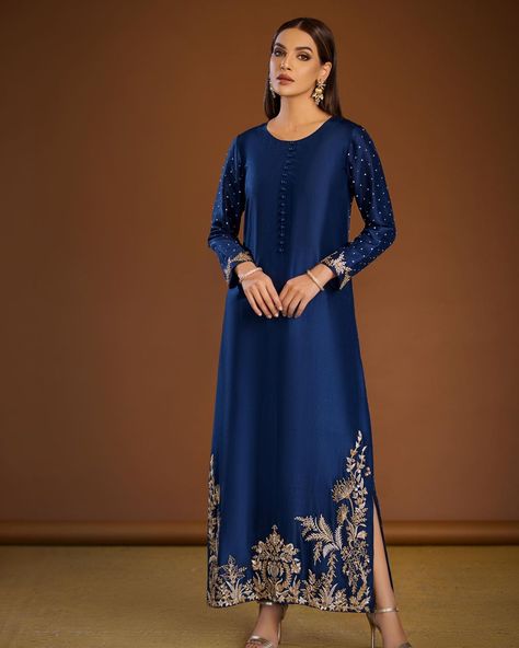 𝐋𝐮𝐩𝐢𝐧𝐞 This blue maxi flows gracefully, outlining an eclectic silhouette and embellished with exquisite workmanship on its radiant… | Instagram Blue Pakistani Dress, Maxi Design, Desi Wedding Dresses, Kaftan Designs, Casual Party Outfit, Velvet Dress Designs, Latest Bridal Dresses, Trendy Shirt Designs, Moda Outfit