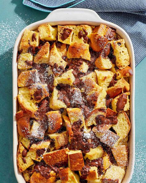 Baked French Toast with Chocolate Recipes For Brunch, Brunch Casseroles, Fluffy French Toast, Shape Cookies, Pecan Cinnamon Rolls, Yummy Bread, Baking Breads, Baked French Toast, Banana Sandwich