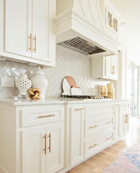 Efficiency Kitchen, Kitchen Cabinet Color Ideas, Makeover Kitchen, Classic White Kitchen, Painted Kitchen Cabinets Colors, Best Kitchen Cabinets, Kitchen Organisation, Timeless Kitchen, Kitchen Cabinets Decor