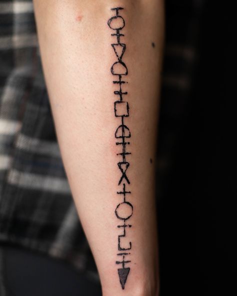 Sirius Black's wand runes. I have very normal feelings about Sirius Black and his werewolf boyfriend. Sirius Black Quotes Tattoo, Sirius Black Wand Runes Tattoo, Sirius Black Runes Tattoo, Sirius Black Tattoo Ideas, Sirius Black Wand, Sirius Black Quotes, Pennywise Tattoo, Black Wand, Sirius Black Tattoo