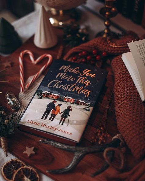 Christmas Book Photography, Books Winter Aesthetic, Christmas Book Photoshoot, Christmas Aesthetic Photography, Christmas Books Aesthetic, Winter Book Aesthetic, Christmas Reading Aesthetic, Christmas Book Aesthetic, Bookstagram Christmas