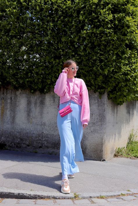 Girl with blond, low bun wearing light blue pants, pink sweater, pink mini bag, pink sunglasses and chunky sneakers. Spring Style & Looks. Pink And Light Blue Outfit, Light Blue Pants Outfit, Blue And Pink Outfit, Powder Blue Outfit, Blue Sneakers Outfit, Pink And Blue Outfit, Maternity Fits, Pink Mini Bag, Blue Pants Outfit