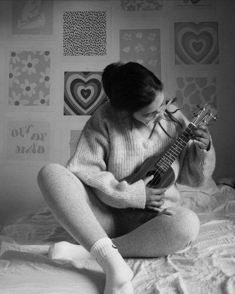 Ukulele and aesthetic wall decor idea Ukulele Aesthetic, Study Snaps, Study Snaps Ideas, Ukulele Photography, Character Test, Aesthetic Wall Decor, Woman Bedding, Music Is My Escape, Paint Cards