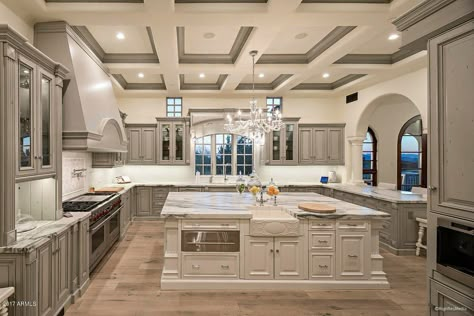 Huge Kitchen Ideas, Big Family Kitchen, Kitchen Ideas Big, Big Farmhouse Kitchen, Huge Kitchen Luxury, Mafia Mansion, Awesome Kitchens, Mansion Kitchen, Kitchen Big