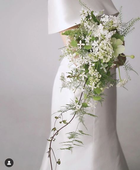 Bouquet Trends 2023, Modern Wedding Bouquets, Green Bouquet, White Bridal Bouquet, Hand Bouquet, Cascade Bouquet, Trends 2023, Deco Floral, Wedding Bridal Bouquets