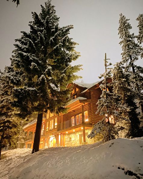 Valhalla cozy winter snow cabin on mount hood in Oregon #oregon #cabin #nature #hike #travel #adventure #pnw #logcabins #snowy #dreamy #bucketlist #mood #moody #cabin #lodge #oregon #mthood #traveler #bucketlist #powder #winter #snow #christmas #decor #design #gingerbread #lights #holiday #governmentcamp #timberline #mountains #ski #snowboard #hike #gladetrail #trail #explore #snowshoe Moody Cabin, Snow Christmas Decor, Beach Roadtrip, Snow Cabin, Trillium Lake, Cozy Log Cabin, Explore Oregon, Cozy Cottagecore, The Glade