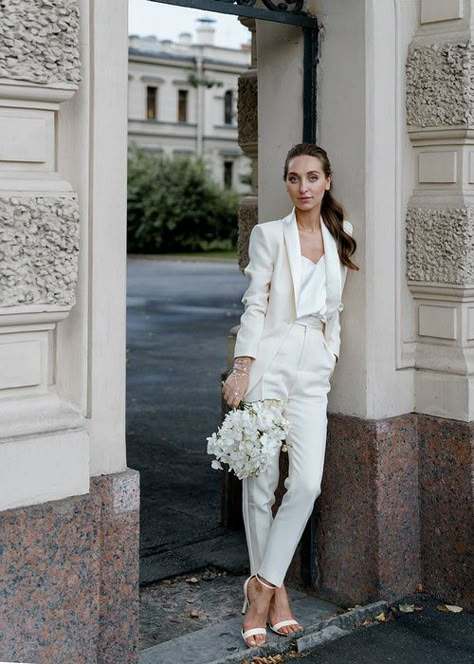 Wedding Suits For Bride, Bridal Pantsuit, Bride Suit, Women Suits Wedding, Professional Work Outfit, Pregnant Wedding, White Suit, Bride Flowers, Urban Wedding