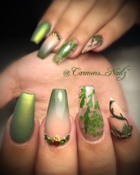 Poison Ivy Nail Art | 25 Batman Villain Nail Looks That Would Make Even the Dark Knight Shiver | POPSUGAR Beauty Poison Ivy Nails, Batman Nail Art, Batman Nails, Ivy Nails, Batman Villain, Fall Nail Ideas, Nail Looks, Masks Diy, Games Diy