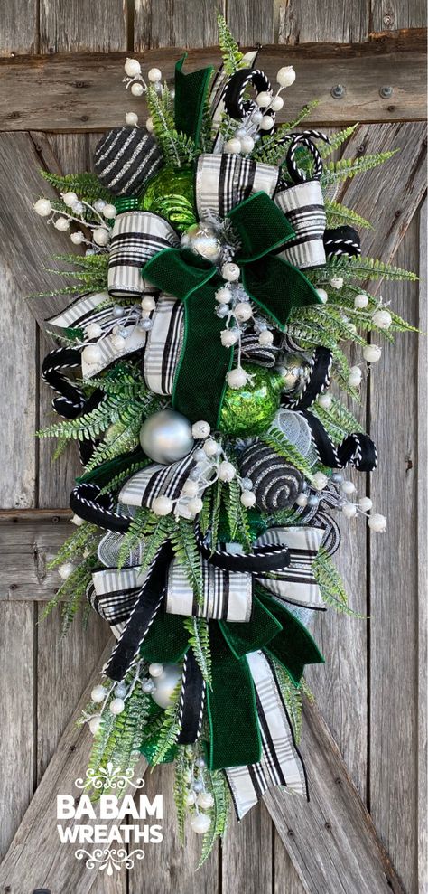 Door Swag Diy How To Make, Diy Swag Wreath, Christmas Swags Ideas, Babam Wreaths, Black Christmas Decor, Door Swag Christmas, Dark Green Christmas, Green Christmas Decor, Green Christmas Wreath