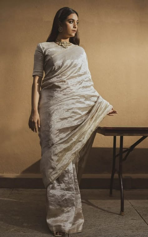 keerthy suresh in silver anavila saree for vaashi2 1 Metallic Saree, Silver Saree, Amrapali Jewels, Saree Hairstyles, Tissue Silk Saree, Keerthy Suresh, Chanderi Silk Saree, Plain Saree, Simple Sarees