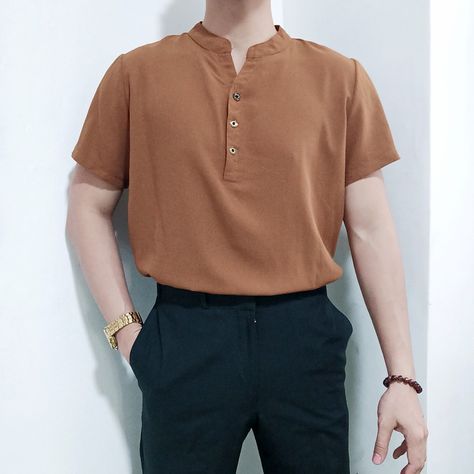 Chinese Collar Polo For Men Outfit, Chinese Collar Shirt For Men, Satin Shirt Men, Outfit Cowo, Chinese Collar Shirt, Polo Outfit Men, Collar Outfits, Outfit Ideas Men, Mandarin Collar Jacket