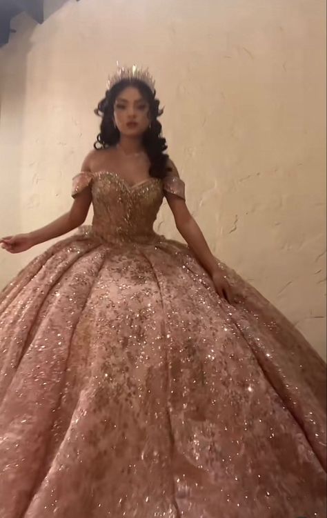 Light Pink Quinceanera Dresses, Rose Gold Quinceanera Dresses, Quinceanera Dresses Blush, Dresses Emerald Green, Xv Dresses, Quinceanera Dresses Gold, Quinceanera Themes Dresses, Charro Quinceanera Dresses, Gold Quince