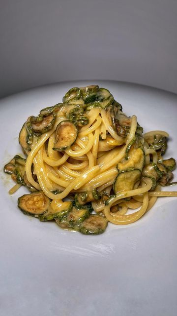 Giovanni Mele on Instagram: "SPAGHETTONI ALLA NERANO ❤️ Volete portare la Costiera a casa vostra? È semplicissimo 😍 salvate la ricetta e fatemi sapere nei commenti �❤️ Intanto beccatevi la ricetta per 2 persone: - 220 gr di spaghettoni di Gragnano - 350 gr zucchine - 20 gr burro - 40 gr formaggio grattugiato (il mix che preferite) - basilico asssentimento - olio di semi qb - sale qb Ora non vi resta che replicare il piatto, portare Nerano a casa vostra, taggarmi nelle vostre storie e goderne Quick Healthy Dinner, Dinner Easy, Quick Healthy, Easy Healthy Dinners, Easy Dinner, Healthy Dinner, Spaghetti, Pasta, Ethnic Recipes