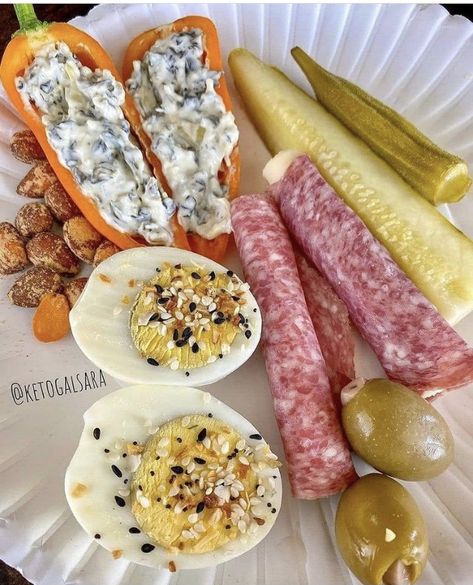 Quick Healthy Lunches On The Go, Healthy Snack Plate Lunch, Lunch Plate Ideas, Tiffany Plate Food, Keto Snack Plate, Healthy Lunch Snacks For Work, Easy Late Night Snacks Savory, Snack Plates For Adults, Lunch Platter Ideas