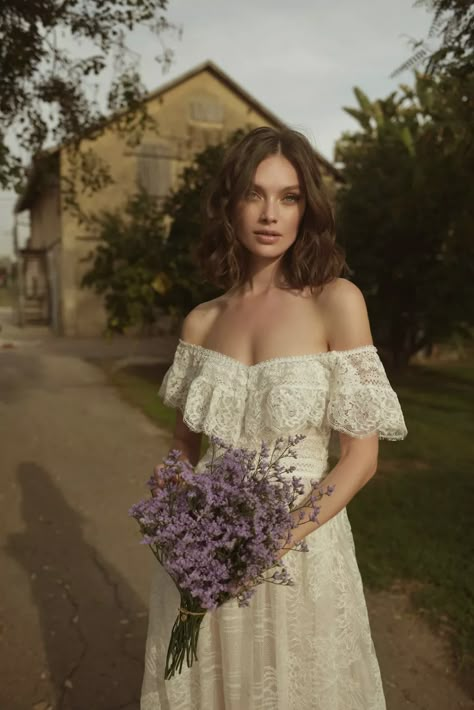 Blossom: Adi Groman Wedding Dresses 2019 Vintage Wedding Dress Boho, Wedding Dresses Hippie, Vintage Inspired Wedding Dresses, Wedding Dress Collection, Hippie Wedding, Vintage Wedding Dress, Dream Wedding Ideas Dresses, Fall Wedding Dresses, Wedding Mood