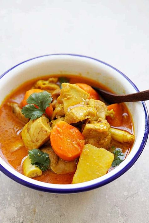 Vietnamese Chicken Curry - best Ca Ri Ga recipe ever, with tender chicken, rich curry with potatoes and carrots. This chicken curry is so good | rasamalaysia.com Ca Ri Ga, Korean Sauces, Vietnamese Curry, Curry Recipes Chicken, Lemongrass Chicken Recipe, Curry With Potatoes, Malaysia Recipes, Curry Easy, Vietnamese Chicken