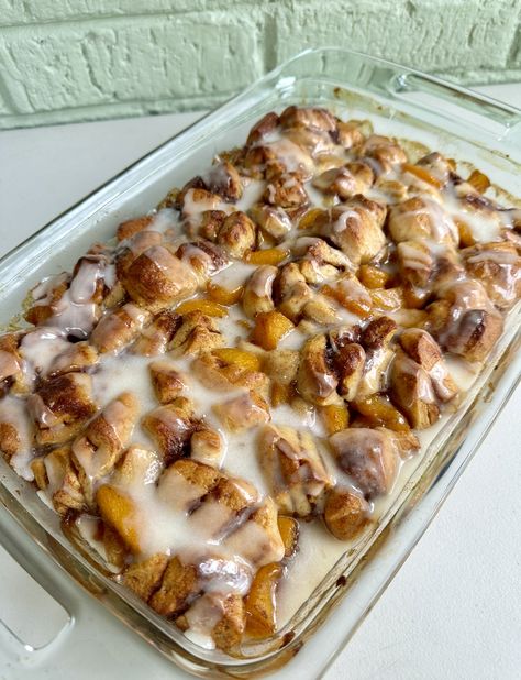 Cinnamon Roll Peach Cobbler Crockpot Peach Cinnamon Roll Casserole, Peach Roll Ups, Donut Peach Cobbler, Cinnamon Roll Peach Cobbler Recipe, Desserts Cinnamon Rolls, Biscuit Hacks, Cinnamon Roll Peach Cobbler, Cinnamon Cobbler, Cinnamon Peaches