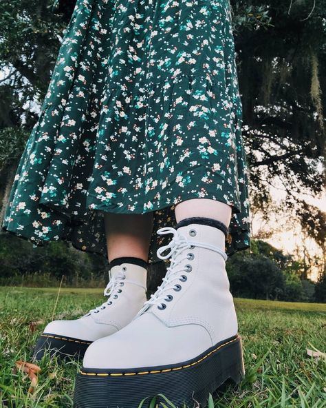 White Docs With Dress, White Docs Outfits Winter, White Platform Doc Martens Outfit, Sinclair Dr Martens Outfit, Sinclair Dr Martens, White Platform Doc Martens, Platform Doc Martens Outfit, Platform Doc Martens, Dr Martens Outfits