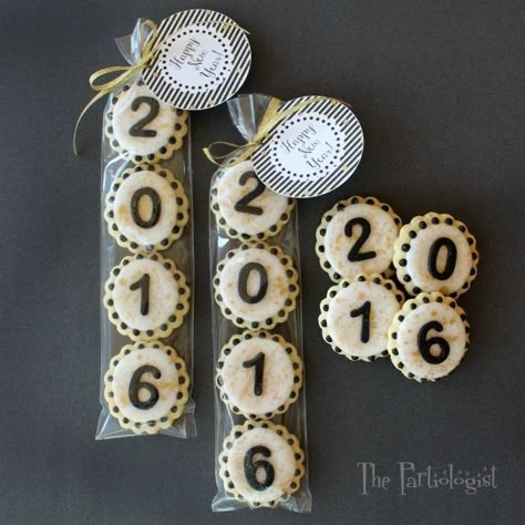 Nye Cookies, New Years Eve Cookies, Fondant Numbers, New Years Eve Party Ideas Food, New Years Eve Dessert, New Year Cookies, New Year's Desserts, Flooding Cookies, New Years Cookies