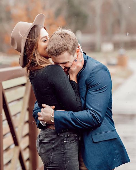 Couples Photoshoot In Mountains, Girlfriend Photoshoot, Mountain Couple Shoot, Couple Shoot In Mountains, Posing Photoshoot, Tall Boyfriend Short Girlfriend, Couples Mountain Photoshoot Winter, Taller Girlfriend, Tall Girl Short Guy