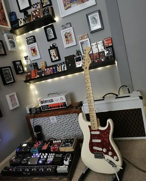 Guitar Home Studio, Guitarist Room Ideas, Guitarist Bedroom, Guitar Office, Musician Bedroom, Guitar Setup, Guitar Aesthetic, Flat Interior Design, Home Music Rooms